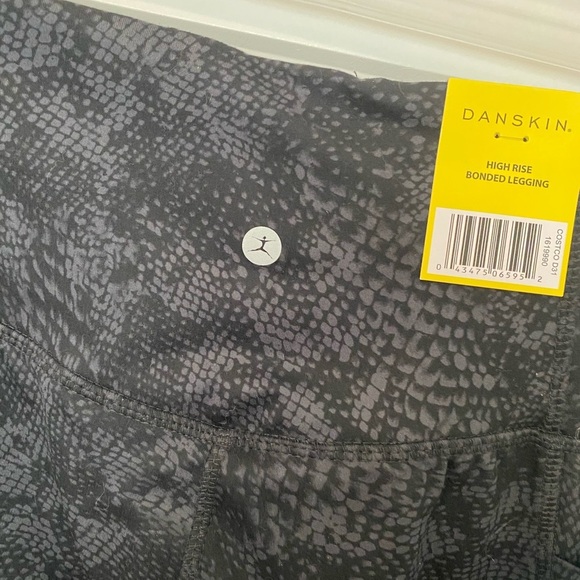 * NEW Danskin Black Patterned Leggings Size S Workout Yoga Run Walk Hike Active - Picture 4 of 7